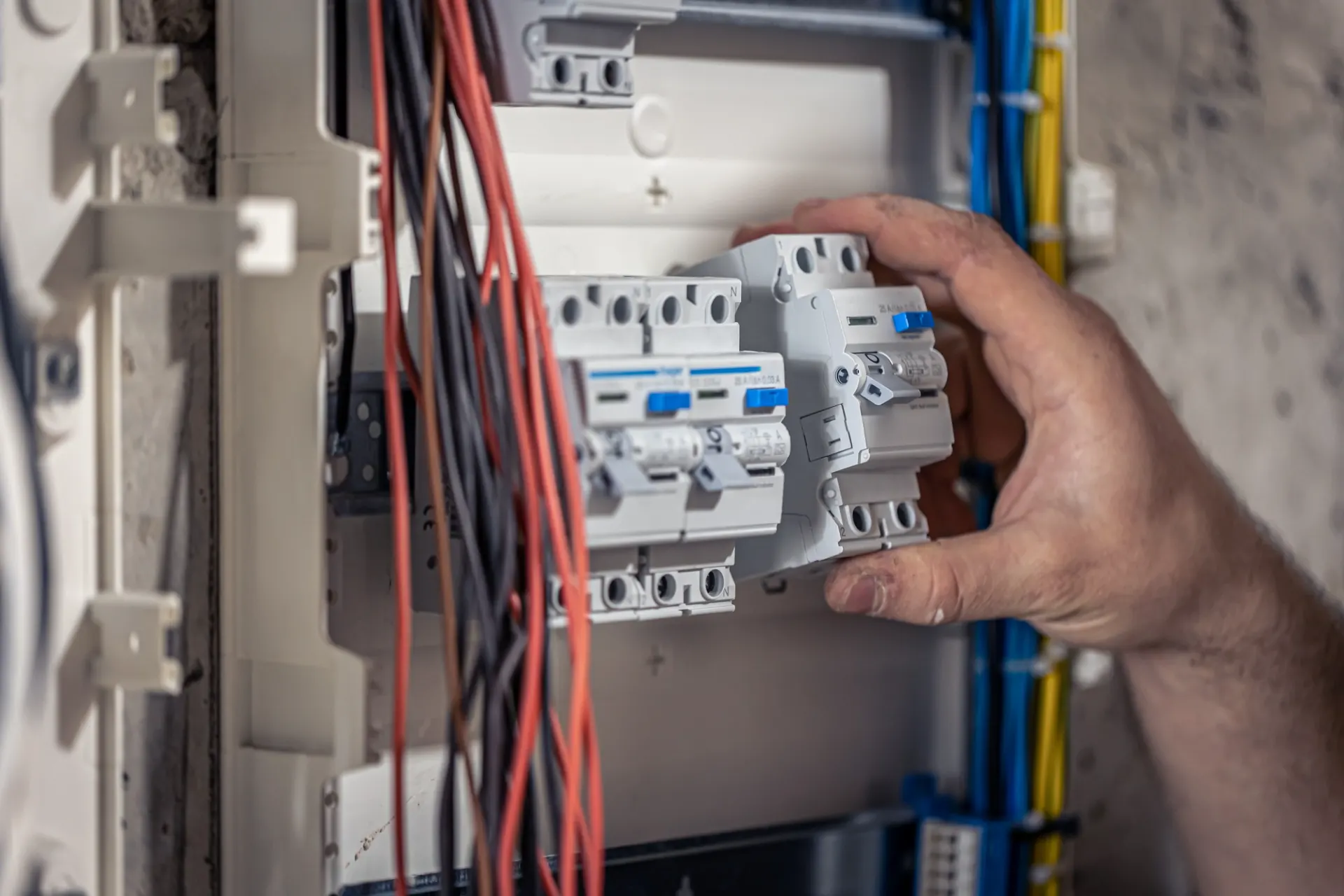 Foto de um técnico instalando componentes em painel elétrico com materiais isolantes elétricos para aplicações industriais, utilizados para proteção e para o bom funcionamento dos equipamentos conforme suas características específicas.